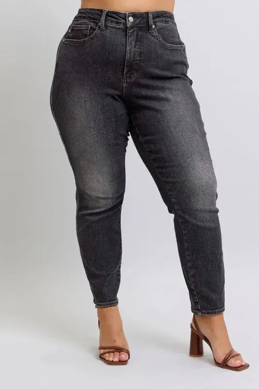 Trendsi Judy Blue Mid Rise Plus Size Jeans Women's Everyday Tummy Control Slim Fit